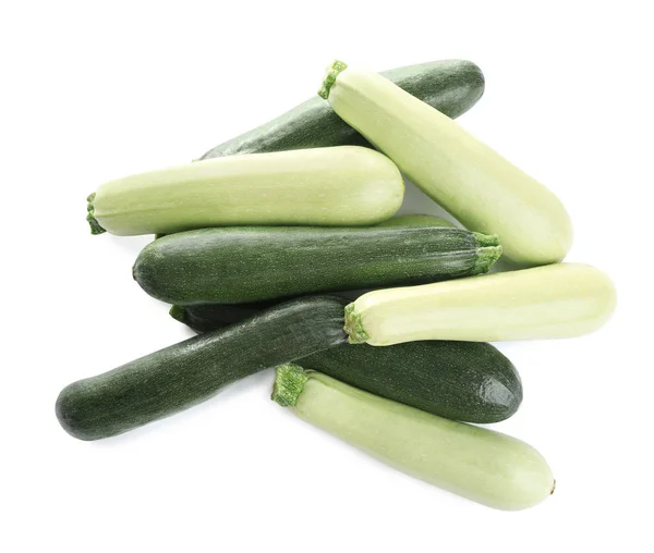 Zucchine verdi mature fresche isolate su bianco, vista dall'alto — Foto Stock