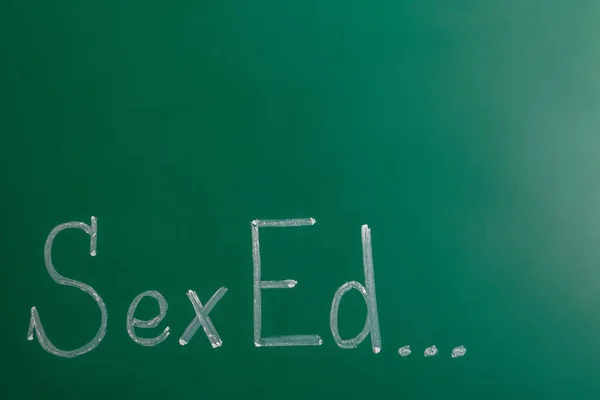 Texto "SEXO ED" escrito en pizarra verde — Foto de Stock