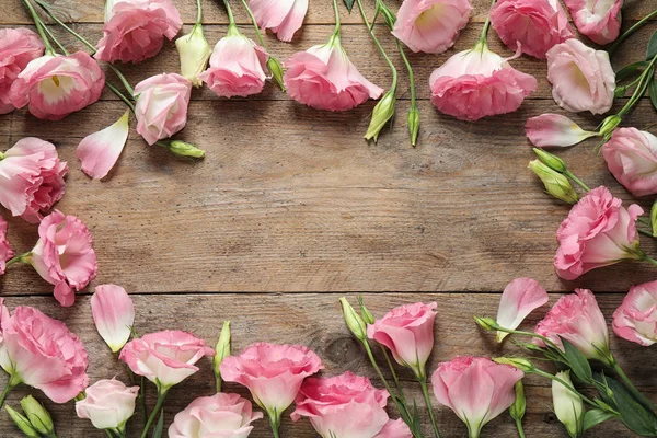 Composición plana con hermosas flores Eustoma sobre mesa de madera, espacio para texto — Foto de Stock