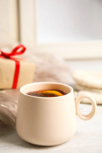 Cup of hot mulled wine on window sill. Winter drink — Stock Photo, Image