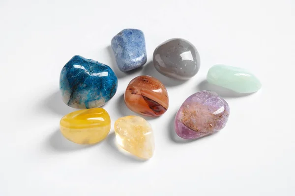 Diferentes belas pedras brilhantes no fundo branco — Fotografia de Stock