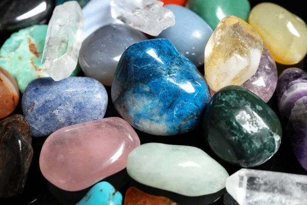 Different beautiful gemstones on black background, closeup — Stock Photo, Image