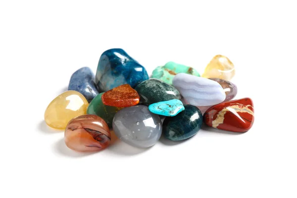 Pilha de diferentes belas pedras preciosas no fundo branco — Fotografia de Stock