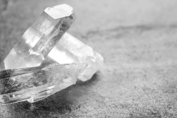 Hermosas piedras preciosas de cristal de roca en la mesa gris, espacio para el texto —  Fotos de Stock