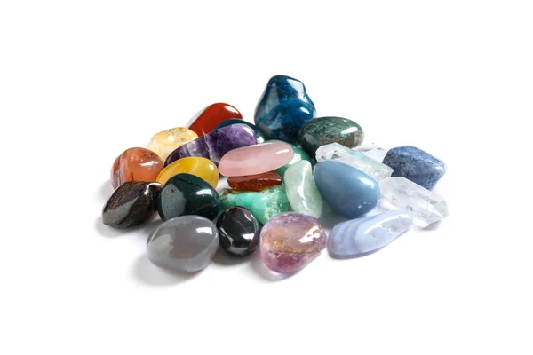 Pilha de diferentes belas pedras preciosas no fundo branco — Fotografia de Stock