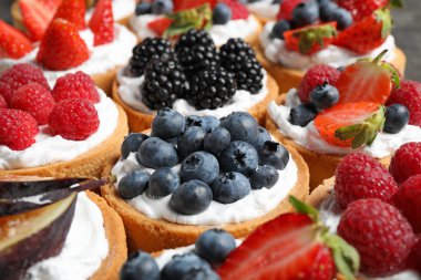 Masada birçok farklı berry tart, closeup. Lezzetli hamur işleri