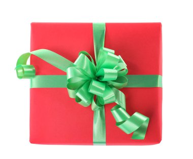 Beyaz arka plan üzerinde kurdele yay ile süslenmiş Noel hediye kutusu, üst görünümü