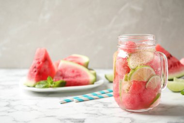 Mermer masada lezzetli ferahlatıcı karpuz içeceği. Metin için alan