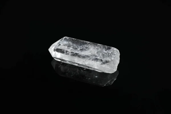 黑色背景上美丽的岩石水晶宝石 — 图库照片