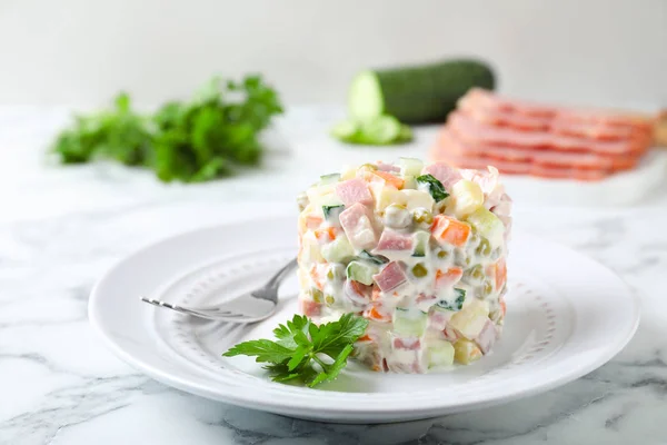 Смачний домашній салат Олів'є на Мармуровому столі — стокове фото