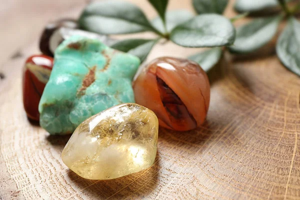 Quartz citrine et belles pierres précieuses sur support en bois, gros plan — Photo