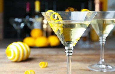 Bulanık arka plan, closeup karşı masada lezzet ile Limon Damla Martini kokteyl Cam. Metin için alan