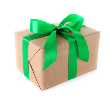 Beyaz arka plan üzerinde kurdele yay ile süslenmiş Noel hediye kutusu