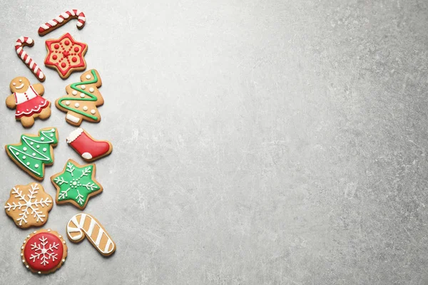Composição plana com saborosos biscoitos caseiros de Natal na mesa cinza, espaço para texto — Fotografia de Stock