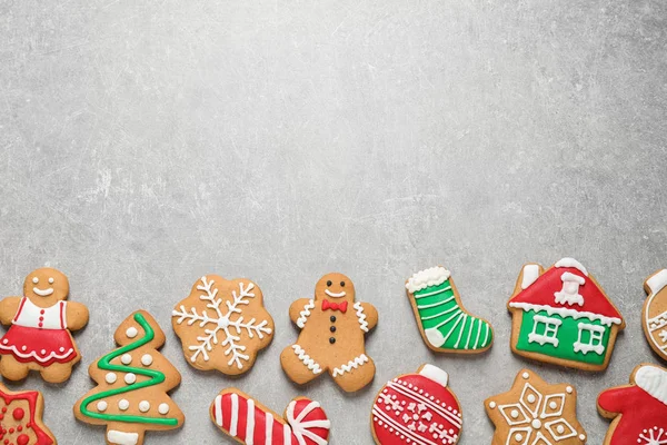 Platte lay compositie met lekkere zelfgemaakte kerstkoekjes op grijze tafel, ruimte voor tekst — Stockfoto