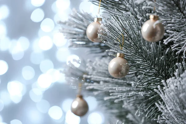 Árbol de Navidad decorado contra luces borrosas en el fondo. Efecto Bokeh —  Fotos de Stock