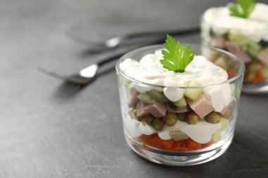 Gri masada lezzetli salata Olivier, closeup