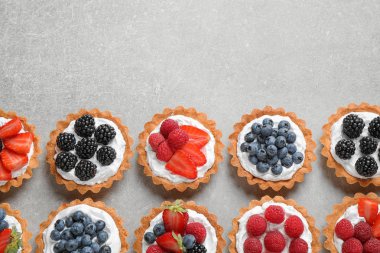 Masada birçok farklı berry tarts, düz metin için boşluk yatıyordu. Lezzetli hamur işleri