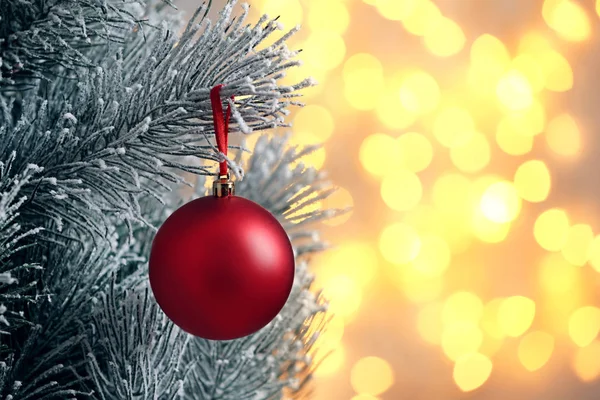 Árbol de Navidad decorado contra luces borrosas en el fondo. Efecto Bokeh —  Fotos de Stock