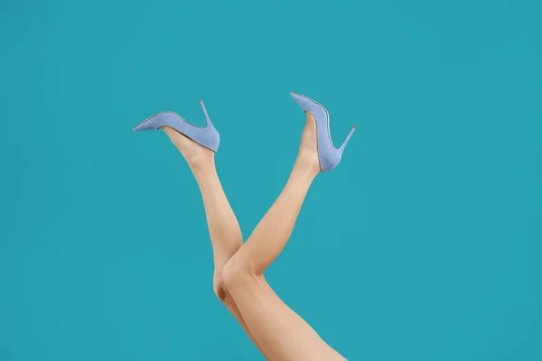 Femme en chaussures élégantes sur fond bleu clair — Photo