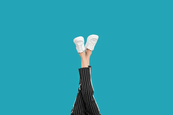 Donna in scarpe sportive alla moda su sfondo azzurro — Foto Stock