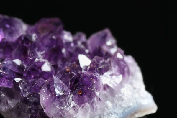 Beautiful purple amethyst gemstone on black background, closeup — Stock Photo, Image