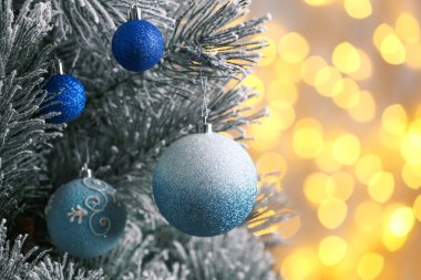 Arka plandaki bulanık ışıklara karşı süslenmiş Noel ağacı. Bokeh etkisi