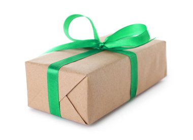 Beyaz arka plan üzerinde kurdele yay ile süslenmiş Noel hediye kutusu