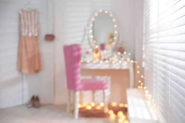 Suddig vy av elegant rum med toalettbord och rosa stol — Stockfoto
