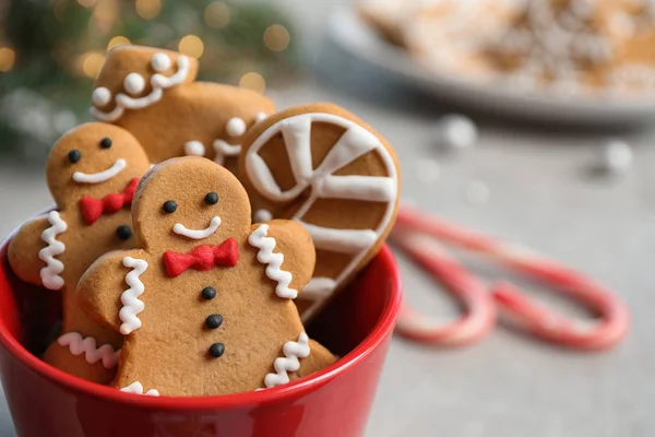 회색 테이블에 컵에 맛있는 수제 크리스마스 쿠키, 클로즈업보기 — 스톡 사진