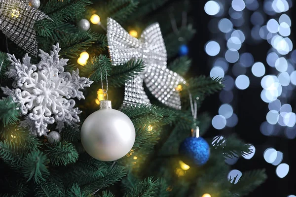 Hermoso árbol de Navidad con decoración contra luces borrosas en el fondo —  Fotos de Stock