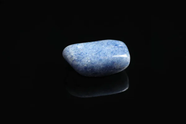 Belle pierre gemme de quartz bleu sur fond noir — Photo