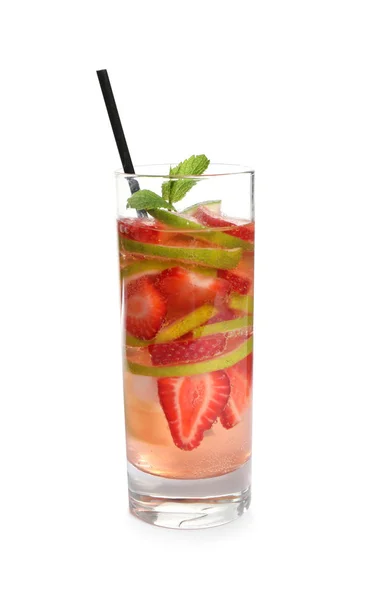 Välsmakande uppfriskande dryck med jordgubbar på vit bakgrund — Stockfoto