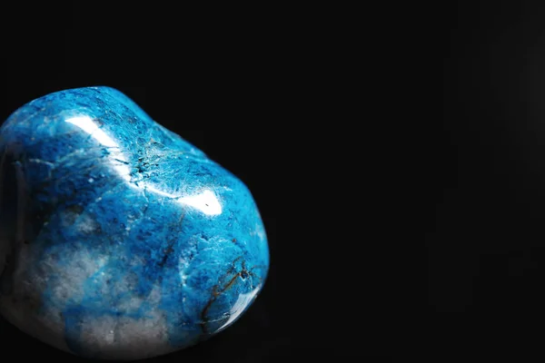 Bella pietra blu shattuckite su sfondo nero, primo piano. Spazio per testo — Foto Stock