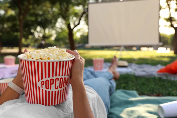 Kobieta z popcorn oglądania filmu w kinie na otwartym powietrzu, zbliżenie. Miejsce na tekst — Zdjęcie stockowe