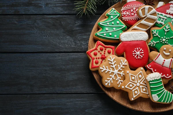 Смачне домашнє різдвяне печиво на темно-синьому дерев'яному столі, вид зверху. Простір для тексту — стокове фото