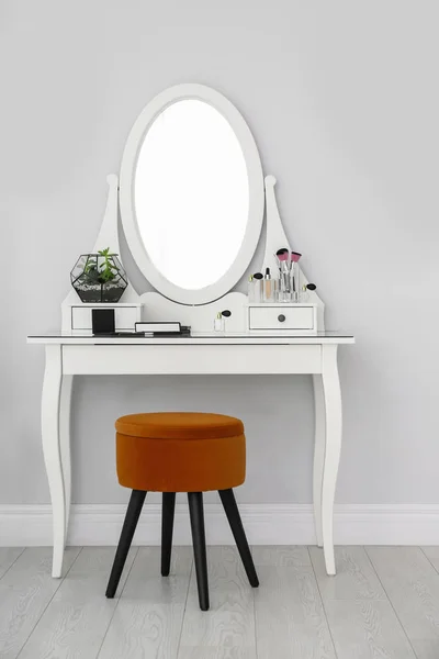 スタイリッシュな部屋のインテリアに鏡付きドレッシングテーブル — ストック写真