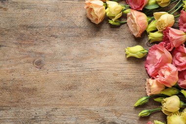 Ahşap masa üzerinde güzel Eustoma çiçekleri ile Düz yatıyordu kompozisyon, metin için alan