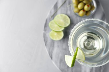 Gri masada limon dilimi ile limon damla martini kokteyl cam, üst görünümü. Metin için alan