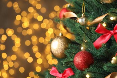 Arka planda bulanık ışıklara karşı dekor ile güzel Noel ağacı