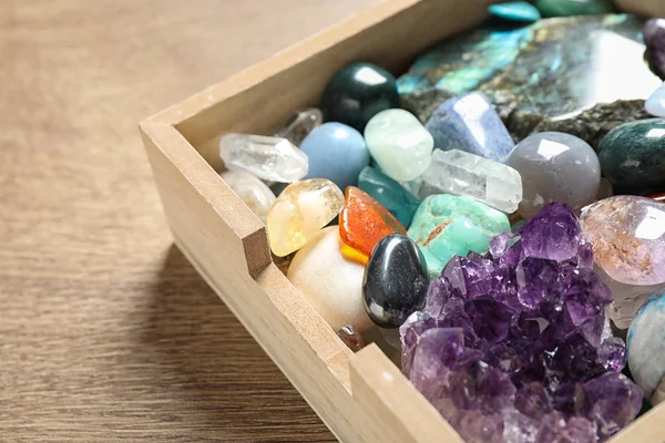 Ahşap masa üzerinde farklı güzel taşlar ile Kutu — Stok fotoğraf