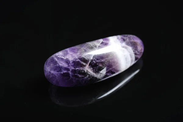 Linda pedra preciosa chevron roxo ametista no fundo preto — Fotografia de Stock