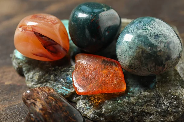 Diverse belle pietre preziose sul tavolo, vista da vicino — Foto Stock