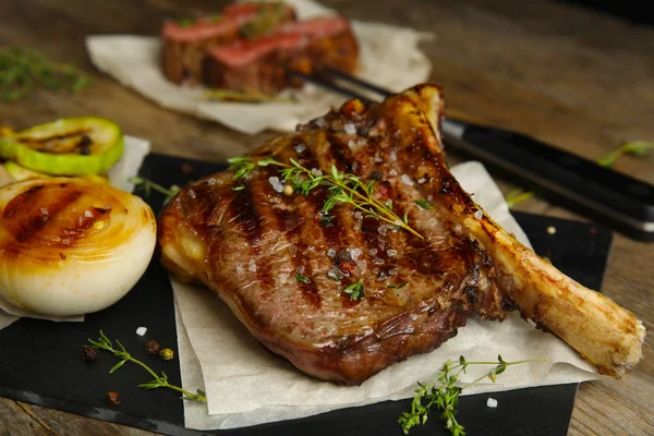Smakelijke gegrilde vlees steak op houten tafel — Stockfoto