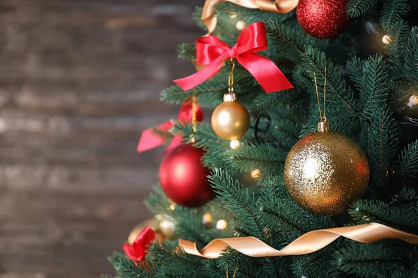 Mooie kerstboom met feestelijke inrichting op donkere achtergrond. Ruimte voor tekst — Stockfoto