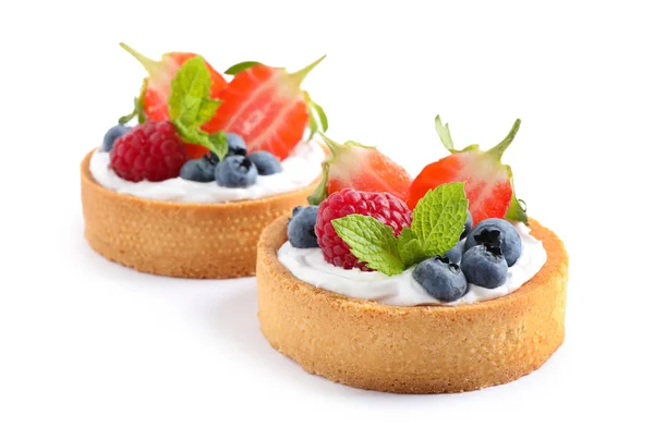 Produse de patiserie dulci delicioase cu fructe de padure pe fundal alb — Fotografie, imagine de stoc