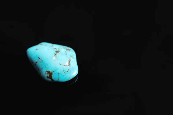 Siyah arka plan üzerinde güzel turkuaz değerli taş. Metin için alan — Stok fotoğraf