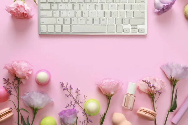 Composición plana con teclado y flores sobre fondo rosa. Lugar de trabajo del blogger de belleza — Foto de Stock