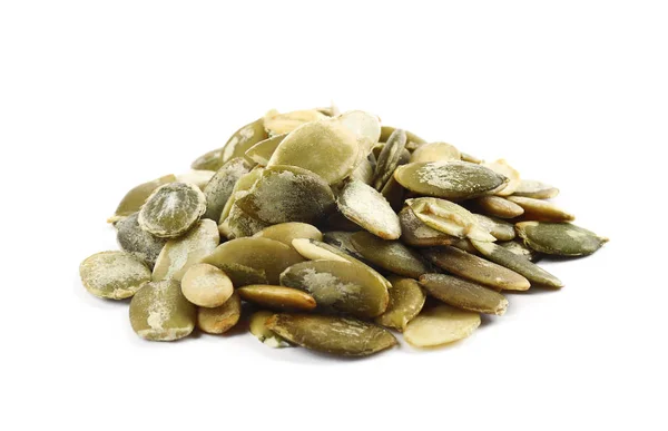 Pilha de sementes de abóbora cruas no fundo branco — Fotografia de Stock