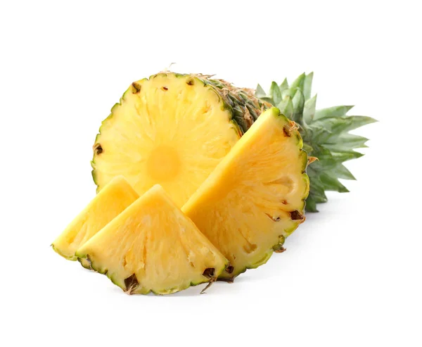 Ízletes nyers ananász szeletek fehér alapon — Stock Fotó